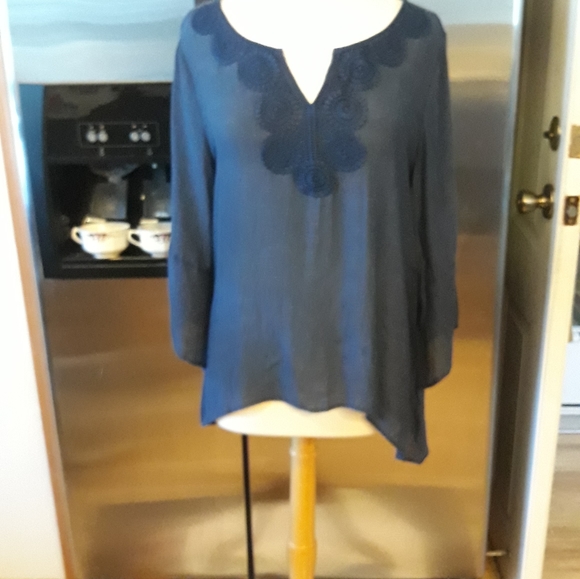 Zach & Rachel Petite  Top.     A 17 - Picture 3 of 6